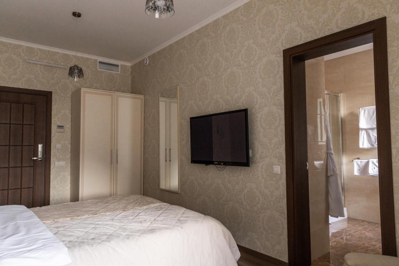 Hotel "Mandarin Clubhouse" Kharkiv Bagian luar foto