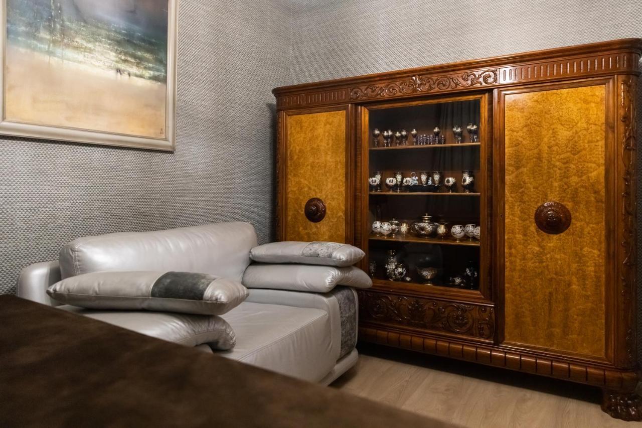 Hotel "Mandarin Clubhouse" Kharkiv Bagian luar foto