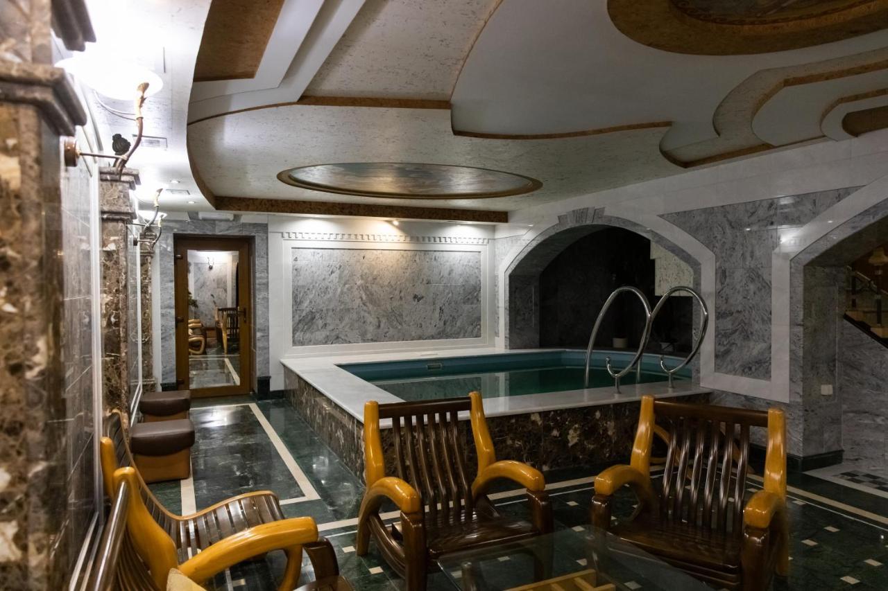 Hotel "Mandarin Clubhouse" Kharkiv Bagian luar foto