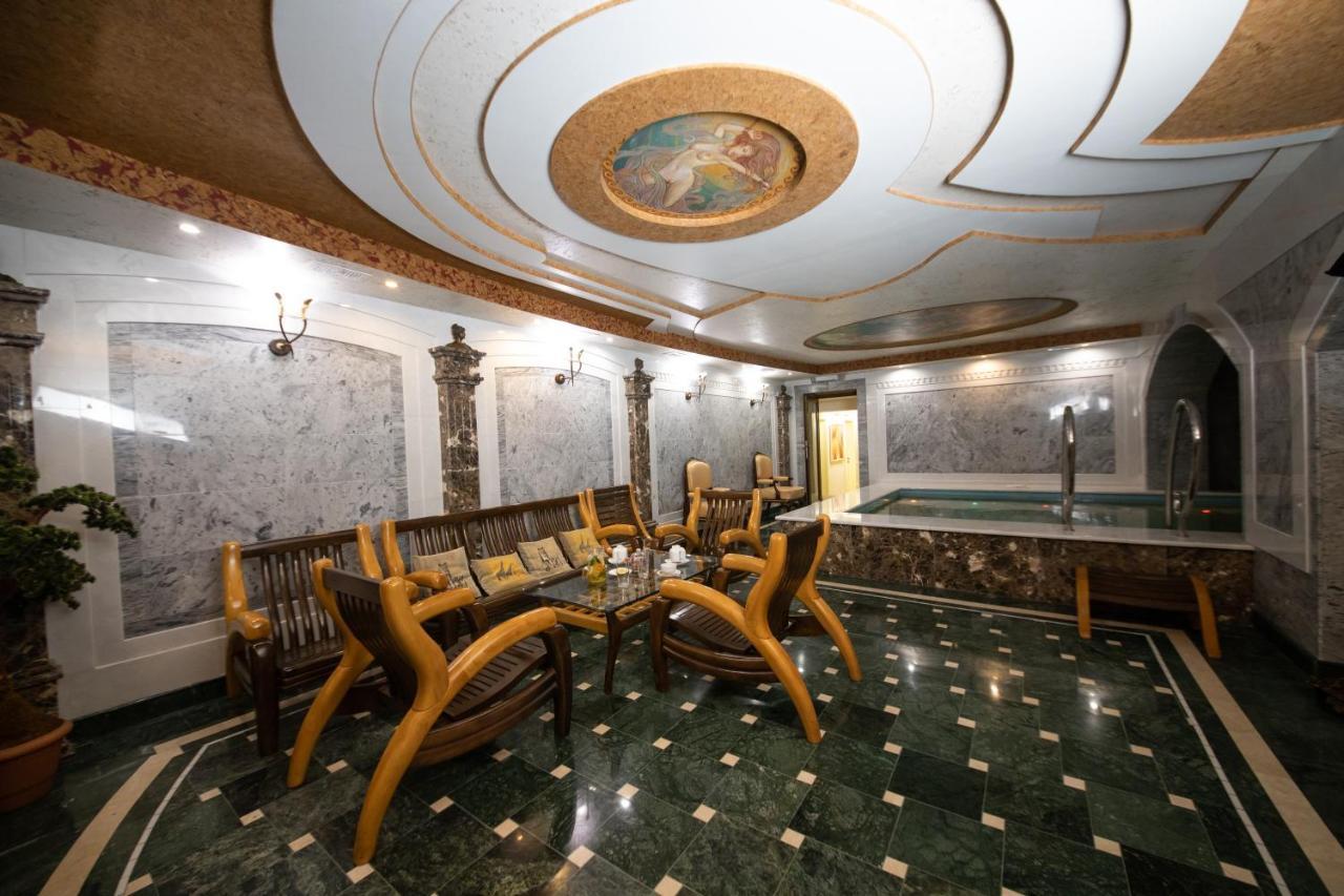 Hotel "Mandarin Clubhouse" Kharkiv Bagian luar foto