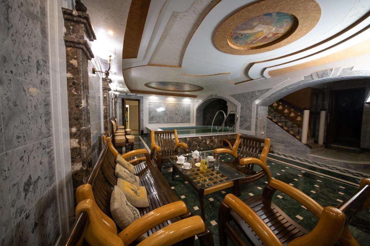 Hotel "Mandarin Clubhouse" Kharkiv Bagian luar foto